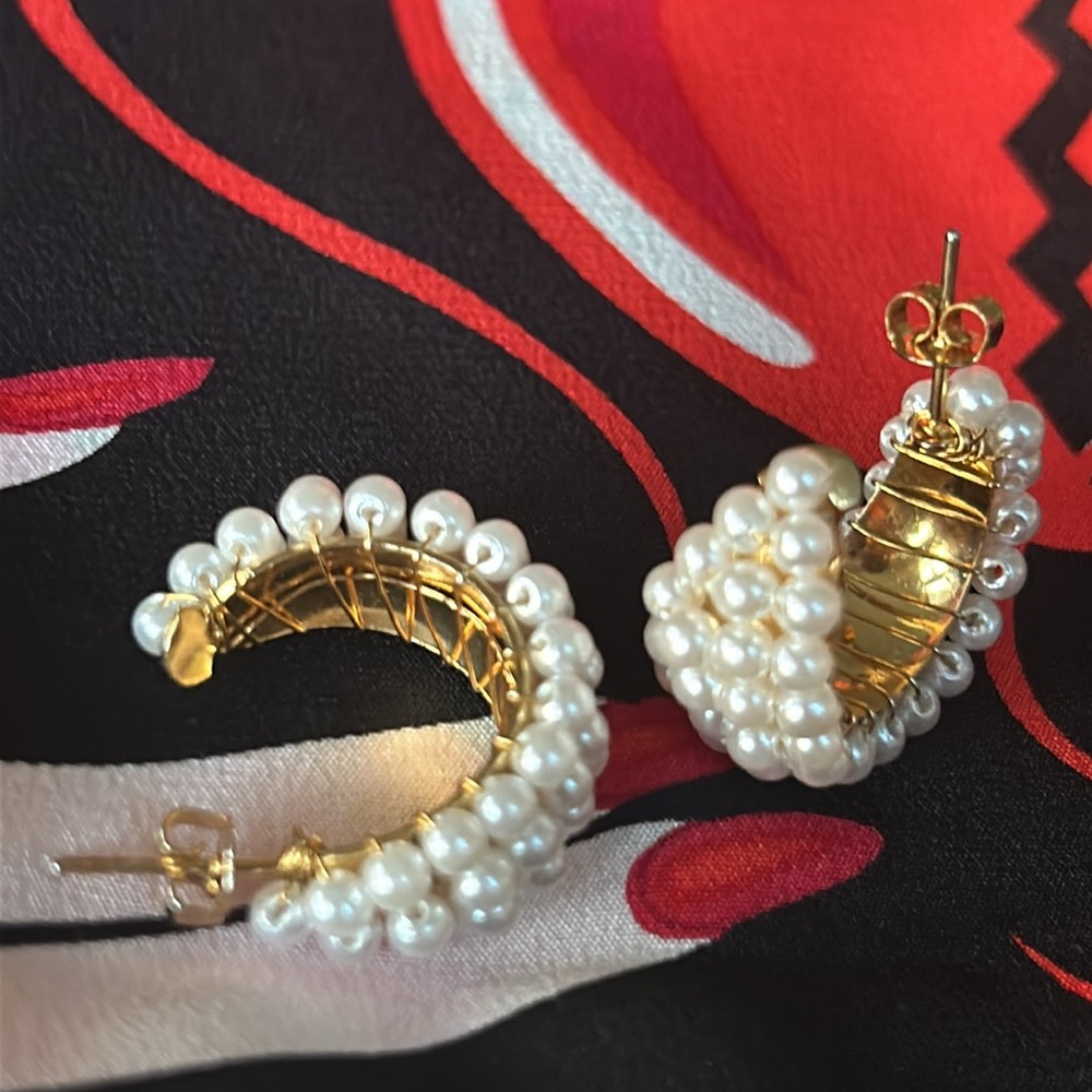VTG NWOT Pair Faux Pearl Earrings on gold color half hoops - Picture 3 of 13